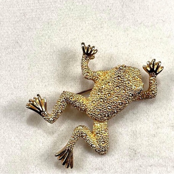 Vintage Christian Dior Signed Textured Gold Plated Jumping Frog Pin/ Brooch - Picture 5 of 6